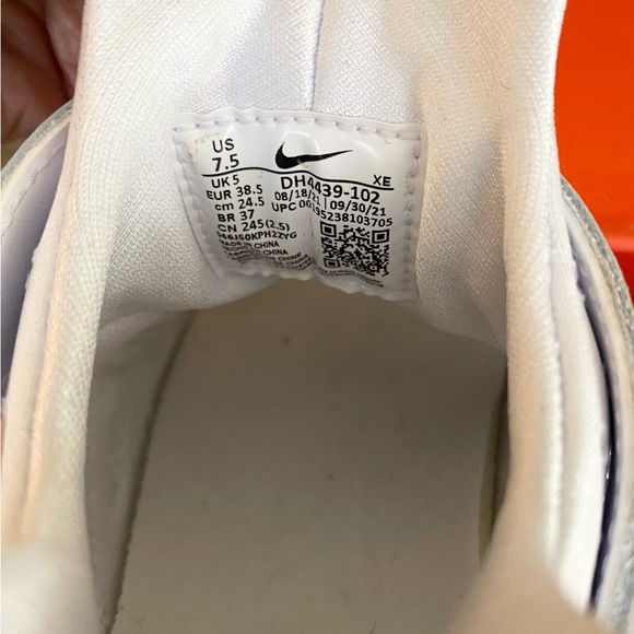 Nike Women’s Air Huarache Sneaker Low Cut White and Platinum Cushioned - Picture 10 of 14